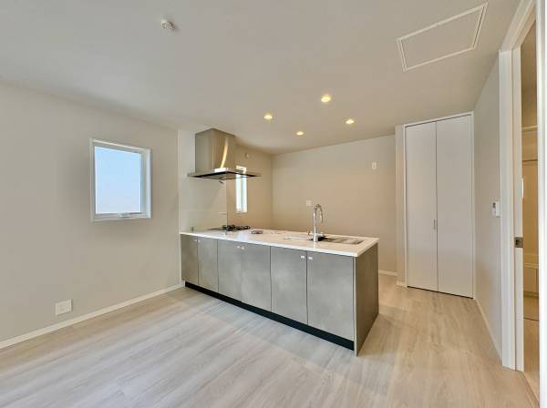 私もお手伝いする！子供たちの好奇心を引き出すオープンな空間のキッチン