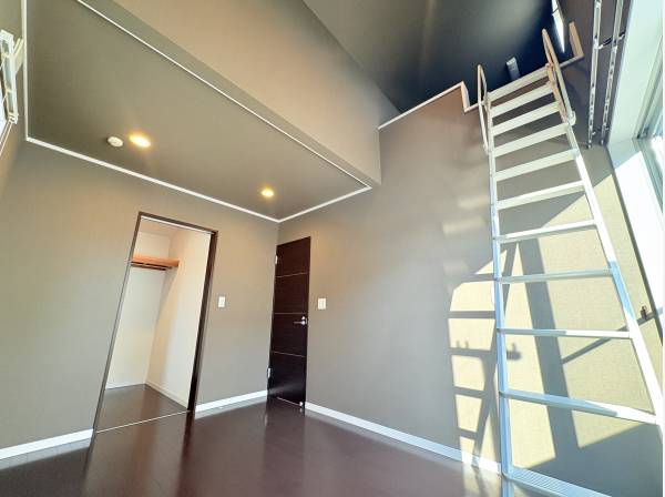 ロフト付き約5.2帖の洋室