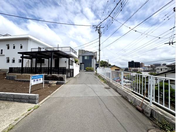 前面道路もゆとりがあります。