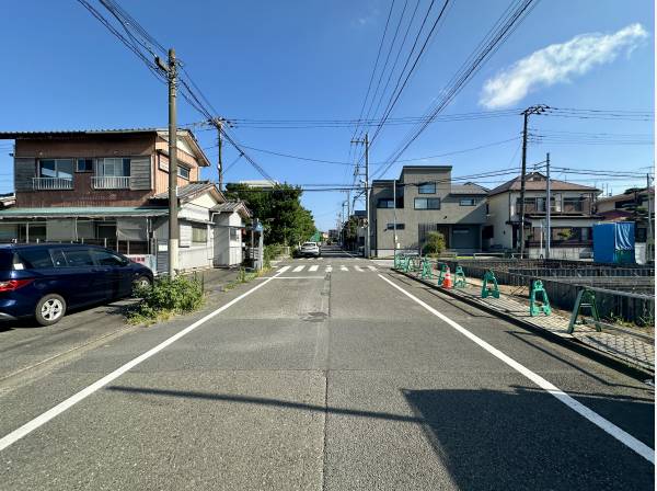前面道路から北側を望む景色