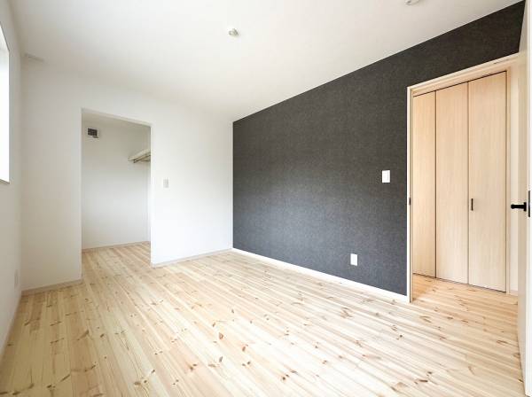 ブラックのアクセントクロスが豊かな木目を際立たせます