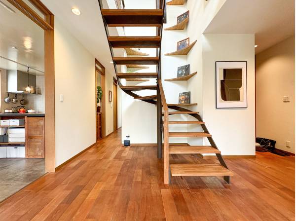 光や風を通すスリット階段/デザイン性に優れた、アイアン×木製仕様