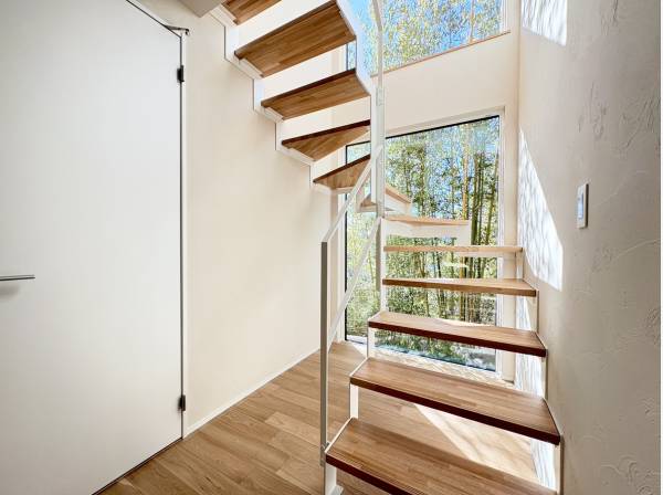 お洒落なスケルトン階段