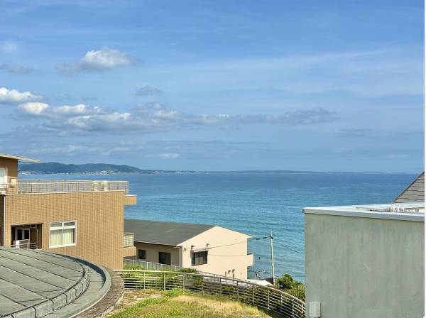 視線の先には、鎌倉の海を眺めることができます
