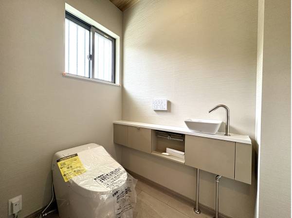 タンクレストイレには手洗いカウンター付き