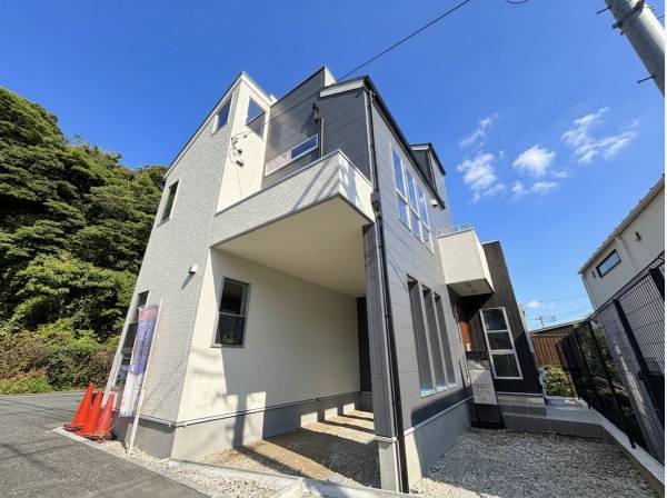 ホワイト×ブルーの目を惹く外観