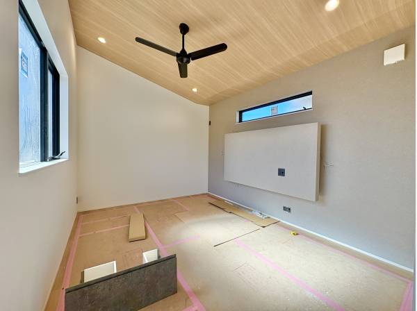 LDKの天井は一部が勾配天井になっており、開放感溢れる空間を演出。