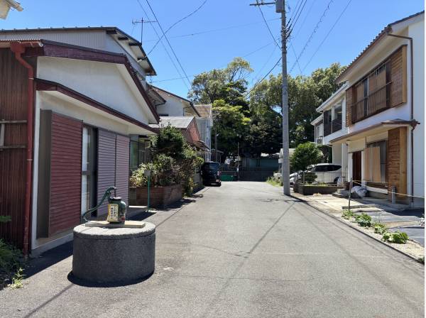 約６ｍのゆとりある道路。懐かしい井戸に日本の原風景を感じます