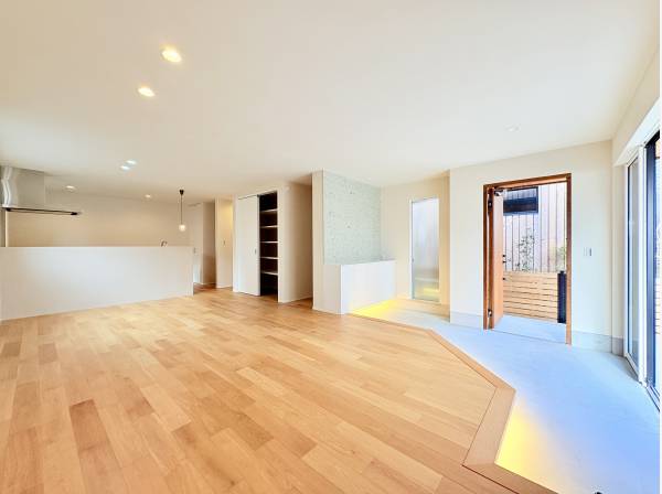 玄関を開ければ土間続きのLDKがお出迎え