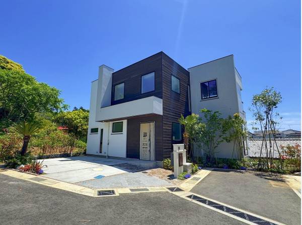 外観は至ってモダン。青空と緑の組み合わせにも違和感はありませんでした。