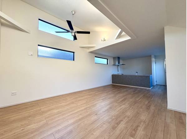 吹き抜けとシーリングファンが、LDKにやわらかな開放感をもたらしま