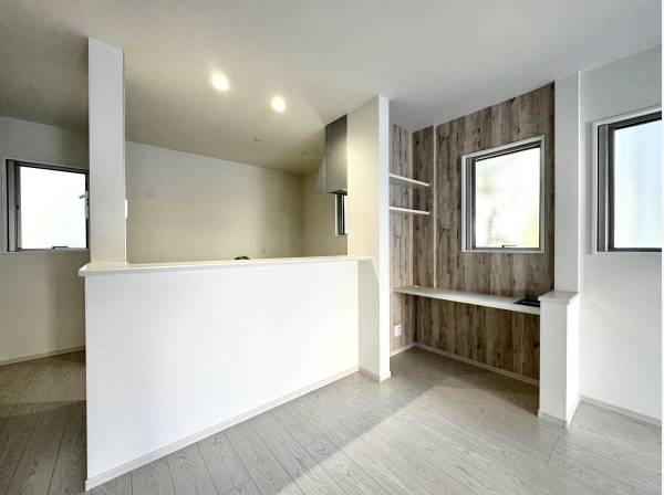 キッチン隣にはワークカウンターを完備