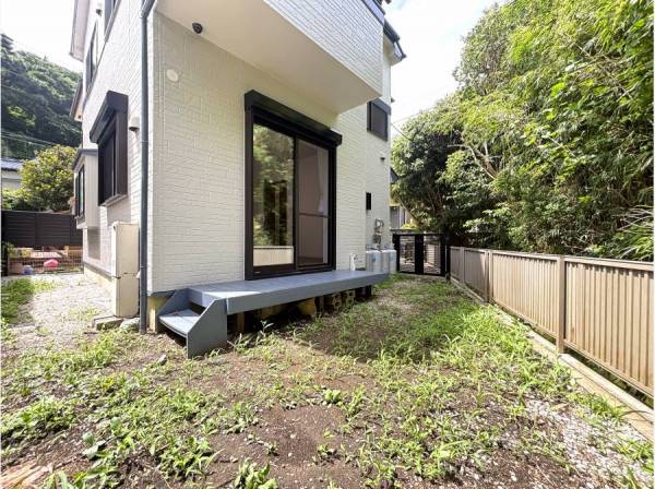 ガーデニングや家庭菜園を楽しめる、広々としたお庭。