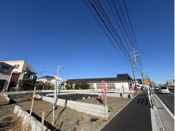 歩道も整備され、通行もしやすいです。大きな車でも安心のアプローチ
