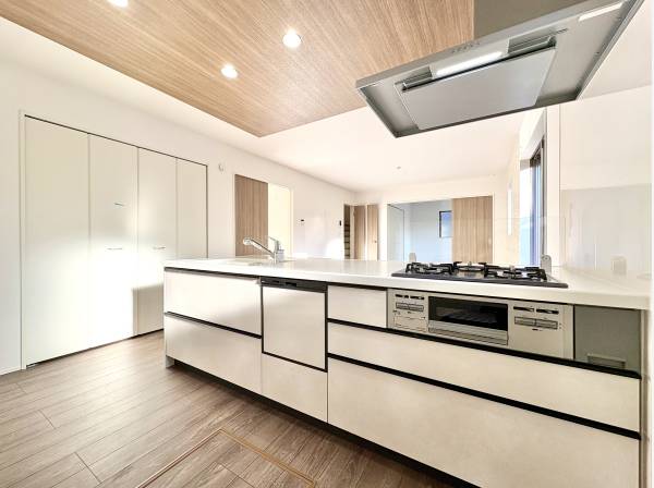 オープンキッチンは食洗機と浄水器付き