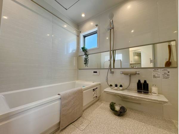 ワイドガラスのため、より空間が広く感じれるバスルーム