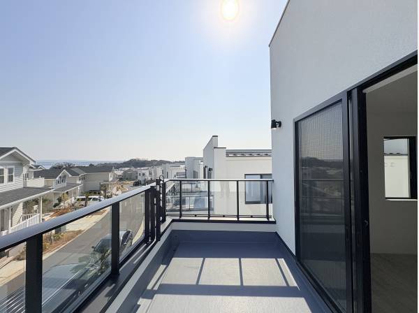 2階バルコニーからは海を望みます