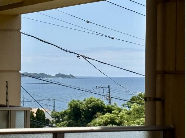 オープンエアバルコニーからは海を望みます