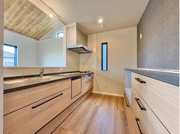 キッチンにはカップボードを設置。キッチンと同じ面材で統一感のある空間