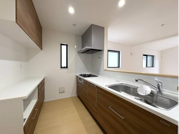 キッチン収納も豊富に完備

