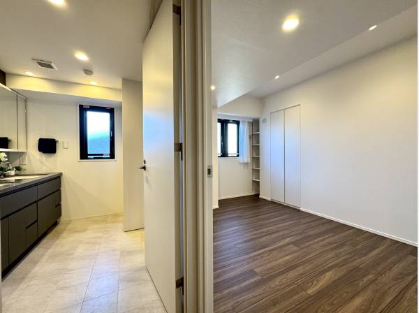 パウダールームとサービススペースは直結でつながります