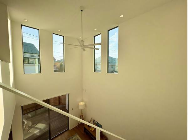 吹き抜け天井で開放的！