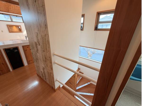 吹き抜け空間を設け開放的です