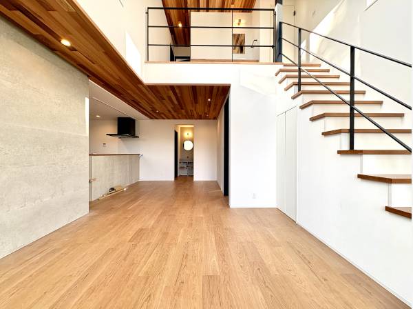 開放的な吹き抜け空間のLDK