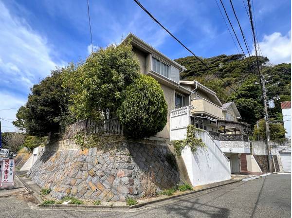 道路との高低差が住まいに開放感をもたらします