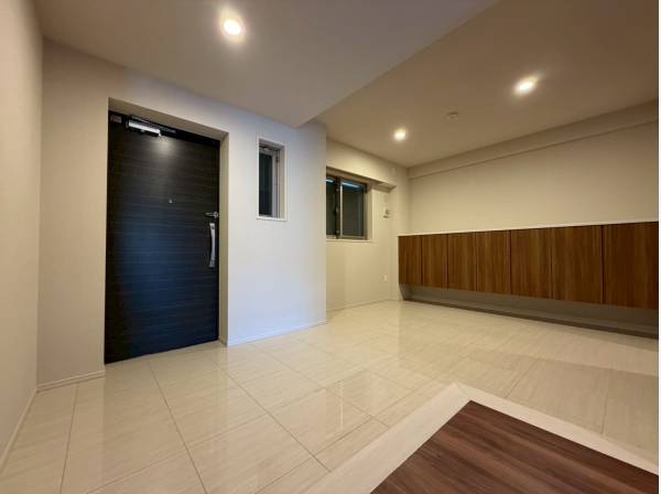 インナーガレージスペースを設けた広大なエントランス