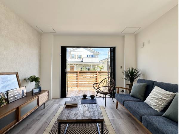 リビングからつながるウッドデッキへはフルオープンサッシで