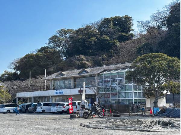 金田湾朝市まで徒歩1分（約80m）