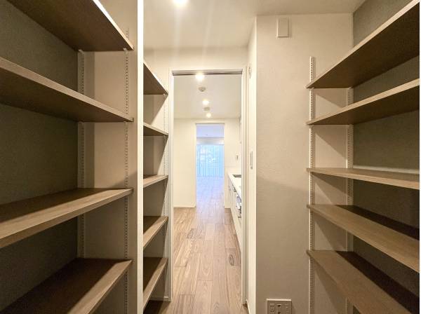 キッチン横のパントリースペース