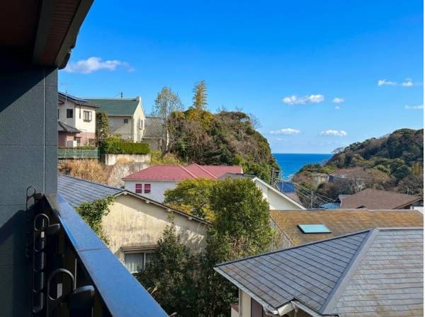 バルコニーからは海を望めます