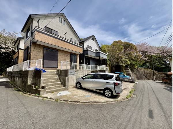角地で車が2台停めることができます！閑静住宅街ですよ！
