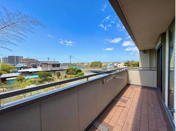 広いバルコニーは開放感があり陽光が差込む明るい空間