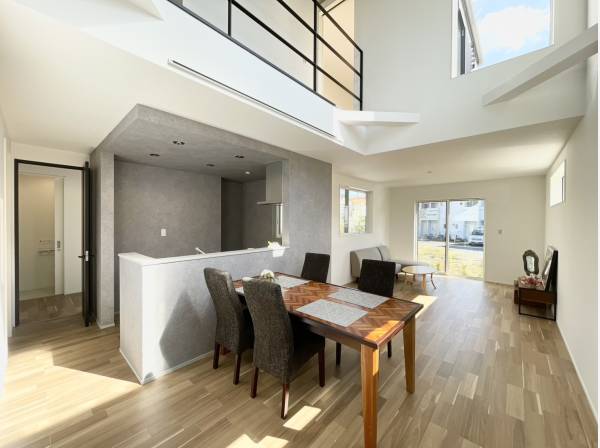 床暖房完備のLDKは吹抜天井で明るく開放感のある空間に。