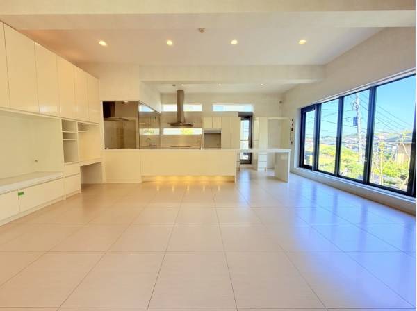 約30帖もの広々としたLDK、収納スペースも充実しております！