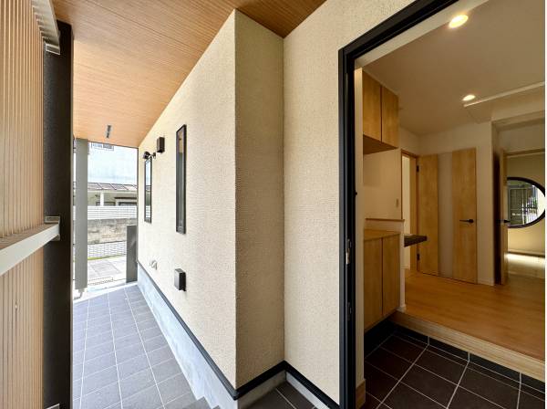 雨の日も安心なインナーアプローチ
ルーバーがオシャレです