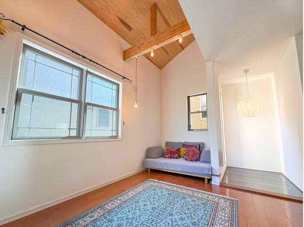 開放的で明るい勾配天井のリビング