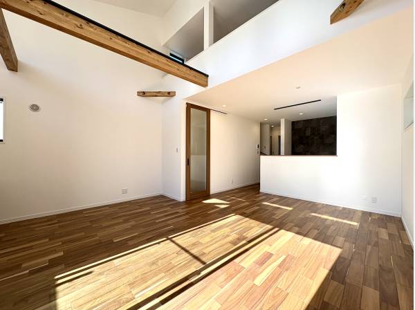 吹き抜け天井のリビングは日当たり良好です。