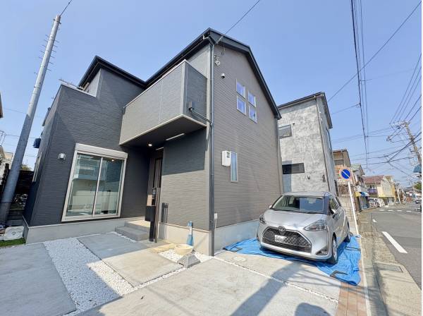 洗練されたデザイン　2台駐車OK!