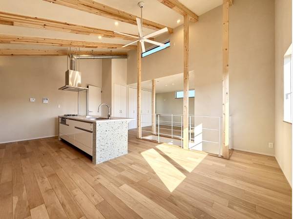 LDKは約24.2帖ございます。