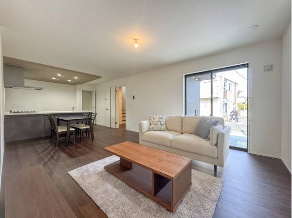 1階LDKは三面採光で明るく過ごしやすいスペース