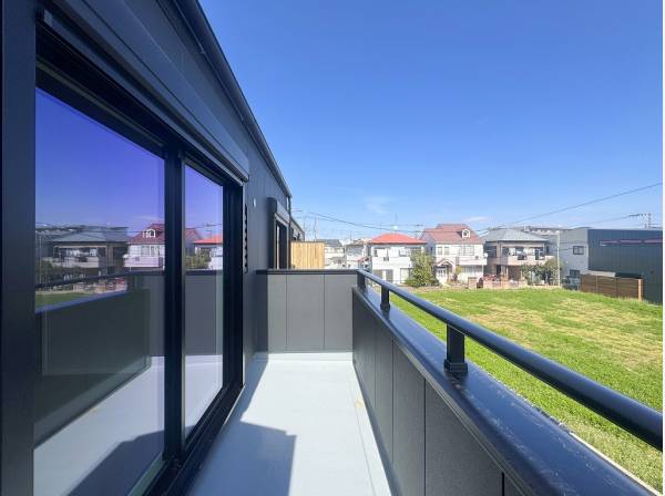 リビングから行き来出来る陽当たりの良いバルコニー