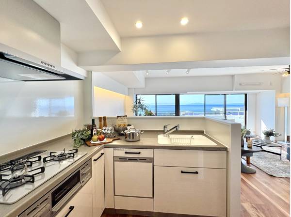 対面式システムキッチンはお料理をしながらもオーシャンビュー
