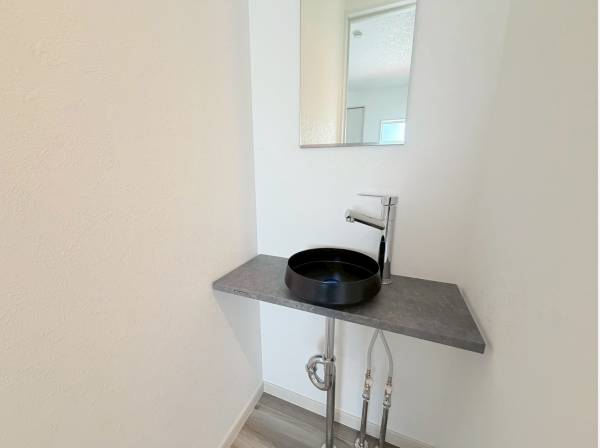 2階には可愛らしい洗面ボウルも備えております