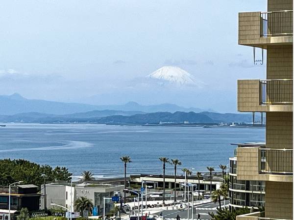 バルコニーから富士山を望みます。