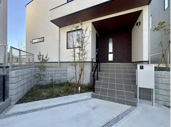 ジョリパッド(塗装)・タイル風仕上げの湘南らしい素敵な外観