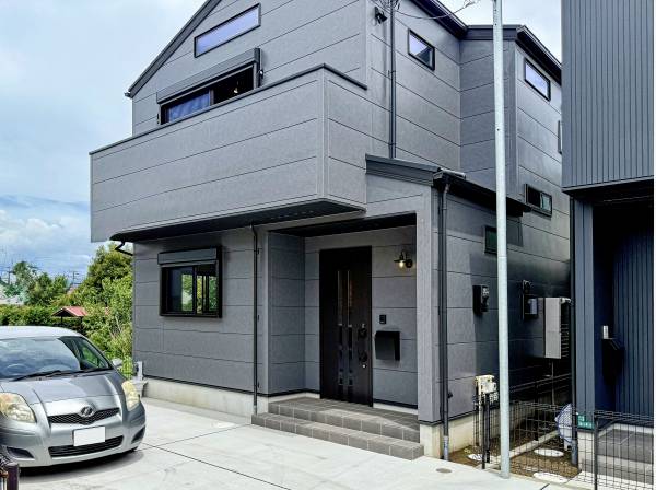 中はアジアンテイストですが、外観は黒ベースのスタイリッシュな建物です